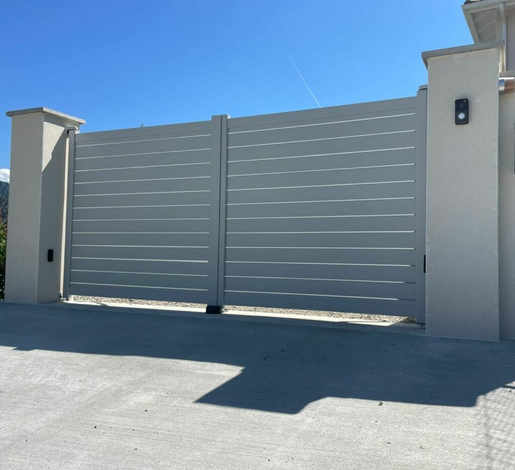 PORTAIL LAMES AJOUREES BLANC- DVD Industries- Meylan